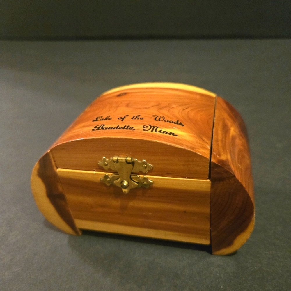 VINTAGE LAKE OF THE WOODS MINNESOTA SOLID CEDAR WOOD TRINKET JEWELRY SOUVEN BOX